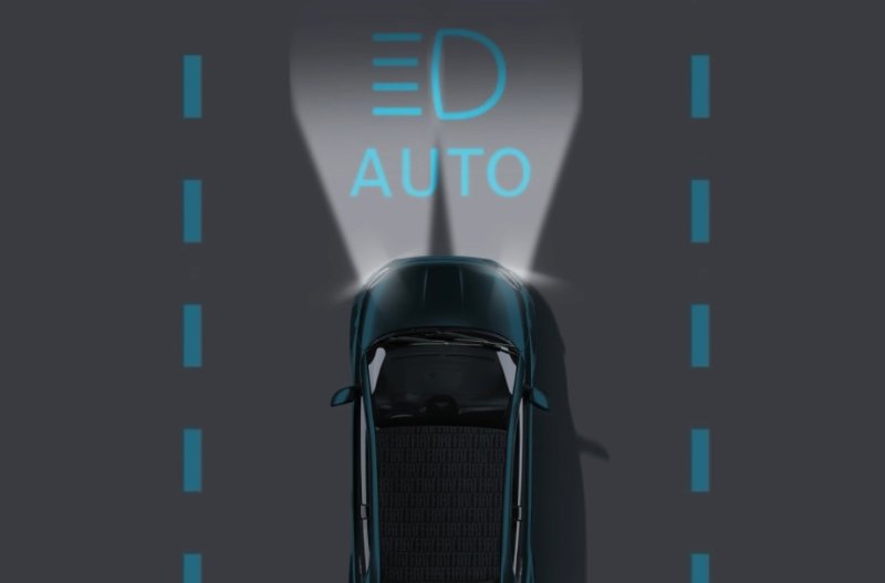 The new Fiat 500 Hybrid auto beam assist action