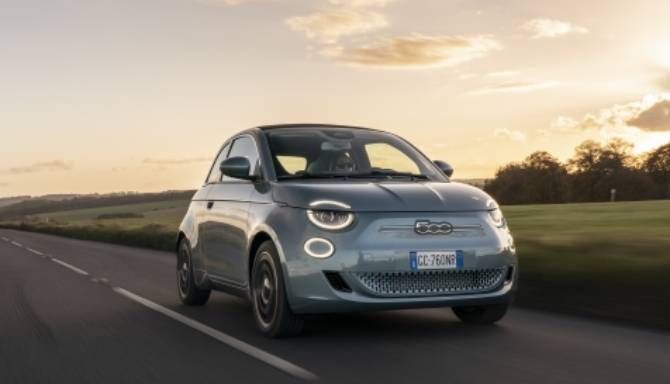 New all-electric Fiat 500 named DrivingElectric’s Car of the Year