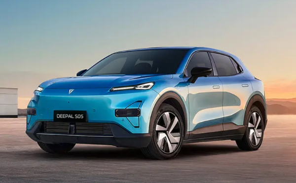 Blue electric SUV with a Deepal S05 plate, parked on a concrete surface.